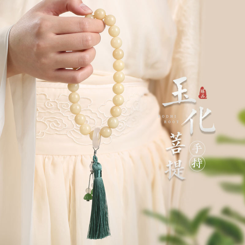 Bottigan bàn tay của Botigan trong cái vòng tay cao cấp tự nhiên của Phật tử Tita, đang chơi với chiếc vòng của Đức Phật.