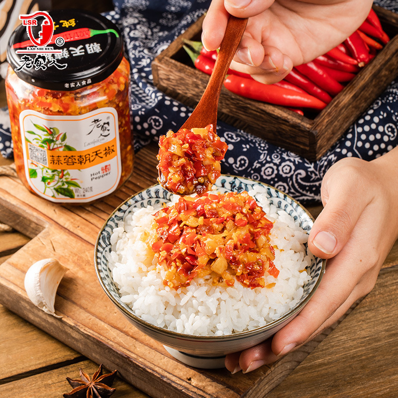 Một người trung thực với tỏi làm nước sốt nóng trên bầu trời. 240gX4 chai nước sốt.