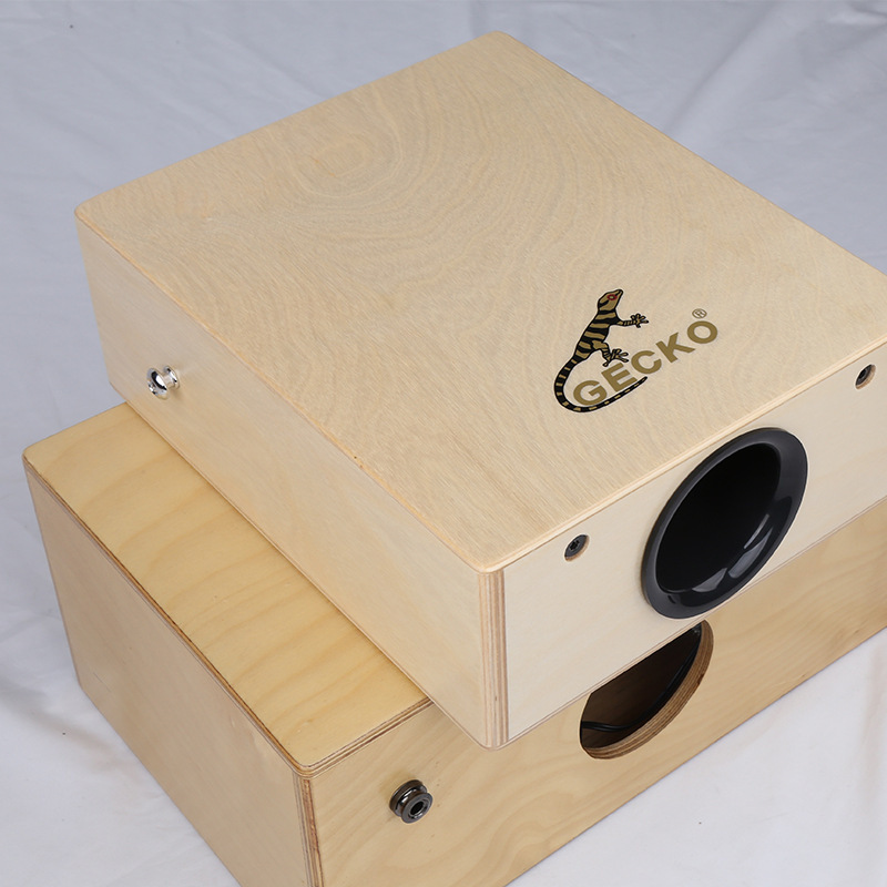 The gecko cajon beats the drums, the traveler takes the drum first striker plant and distributes a substitute.