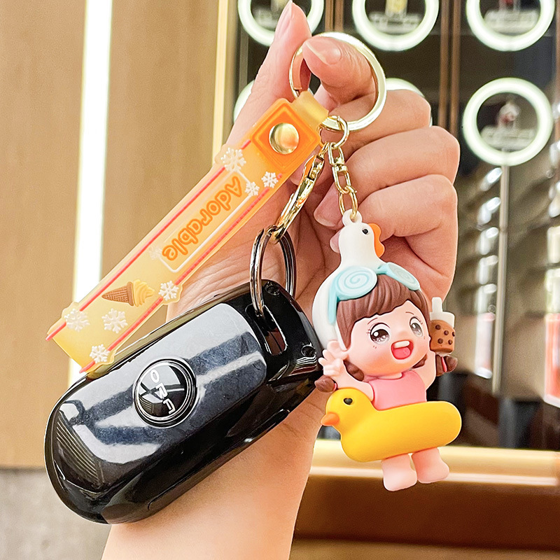 Con vịt đỏ, chìa khóa dễ thương để gắn kết quà sinh nhật sáng tạo, hàng hóa được đóng gói đẹp.