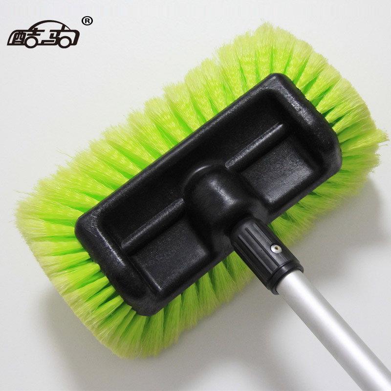 The cooler bus mops stretch the handle of a five-faced car wash brush, spray the water and brush the car's beauty.