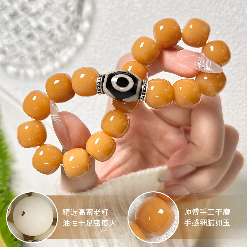 Tất nhiên là làm ô uế bàn tay của Đức Phật trong một vòng tròn đơn lẻ xung quanh bờ sông và vòng tay Phật.