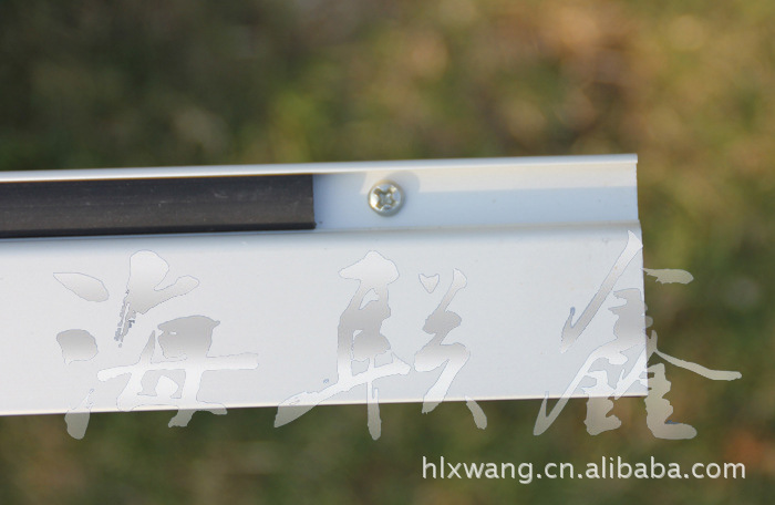 Lên và xuống, dưới cửa trước, đến dải cách âm HLX-H1
