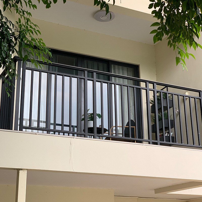 Các hàng rào bằng nhôm trên mái vườn.