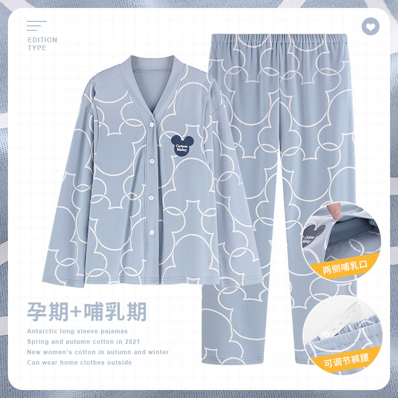 Một người phụ nữ mặc một bộ đồ pyjama trong một bộ đồ mặt trăng, người đã cho ra đời một chiếc váy nhà y tá 2 tháng trong tháng ba