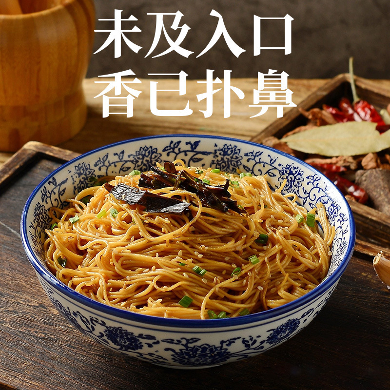The onion-mixed saucers put onion-mixed flour on the sauce-meal restaurant and fried noodles.