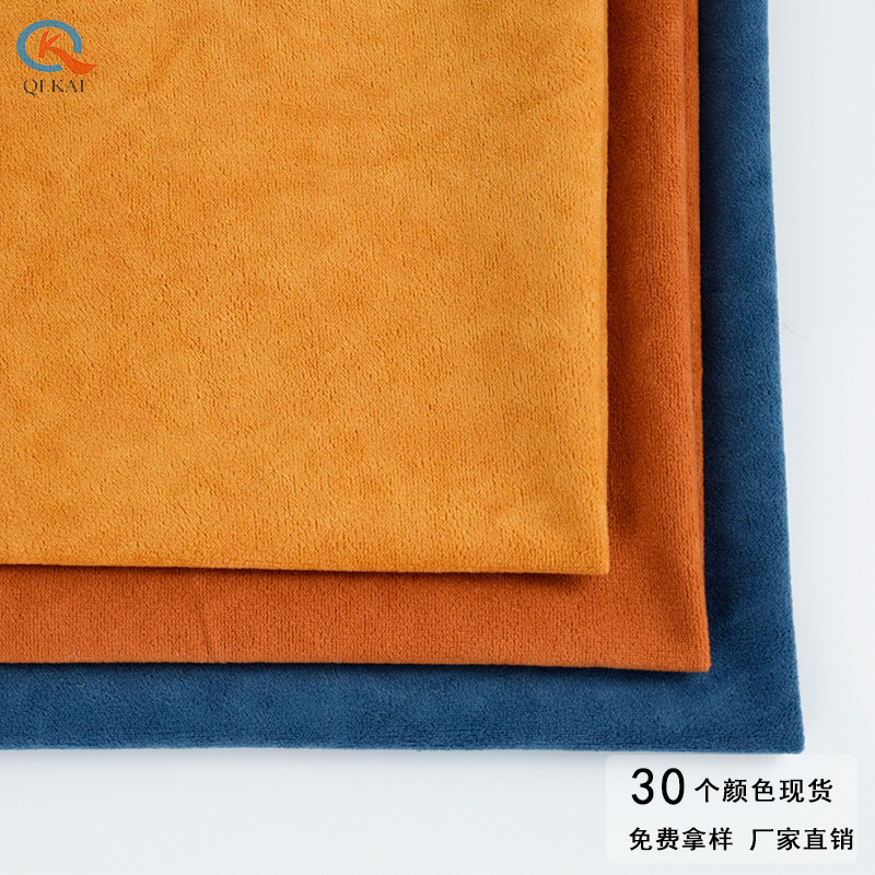 Toàn bộ hệ thống nhà máy, mới mẻ, nhiều lớp băng, rèm ngắn, sofa, vải lót.