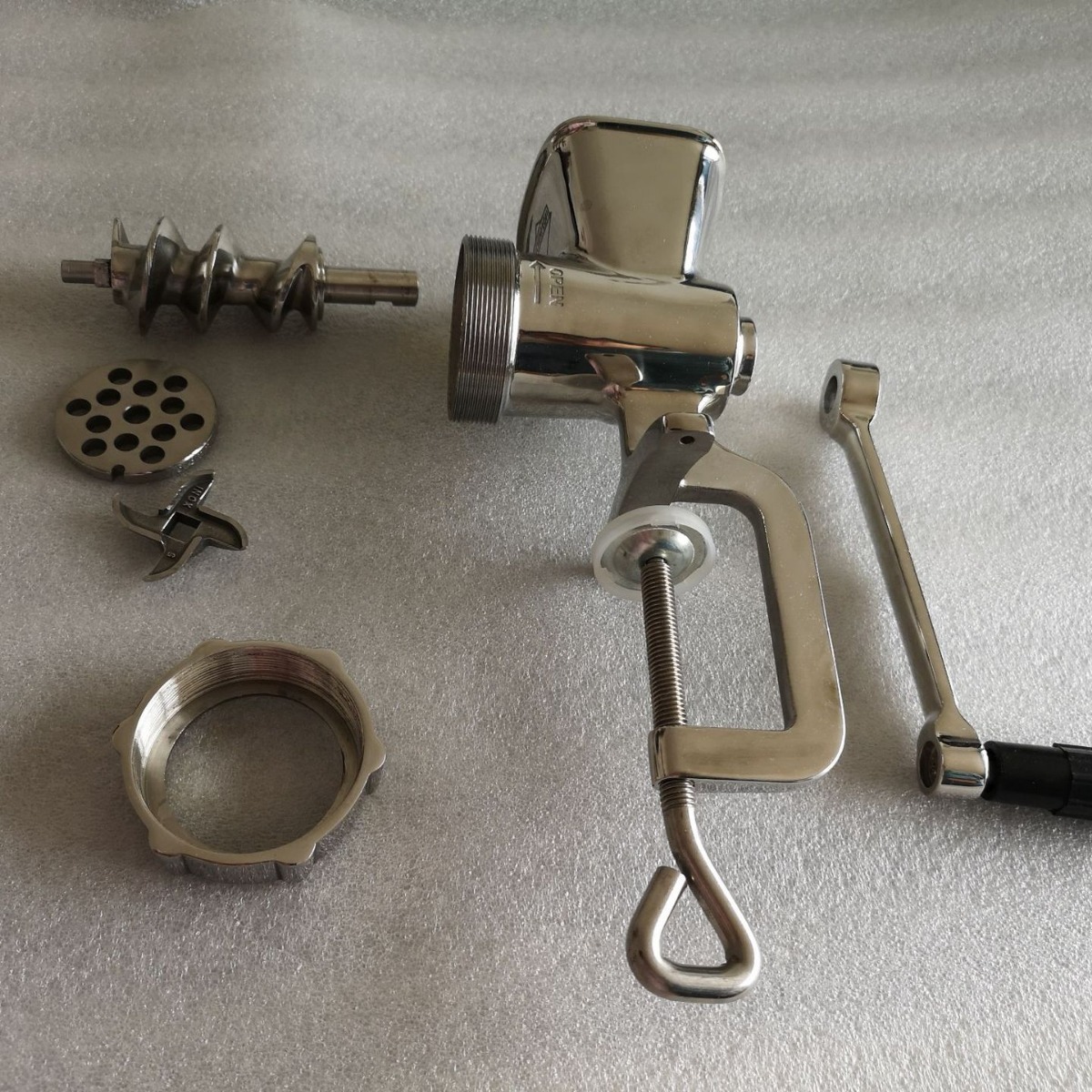 The stainless steel kitchen, hand-held food-grade meat grinder, meat-strangler fittings, hole plate.