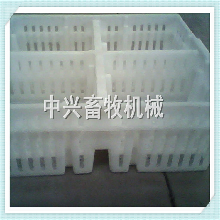 Cut off the plastic chicken box, and the chicken slurry will wash the chicken box.