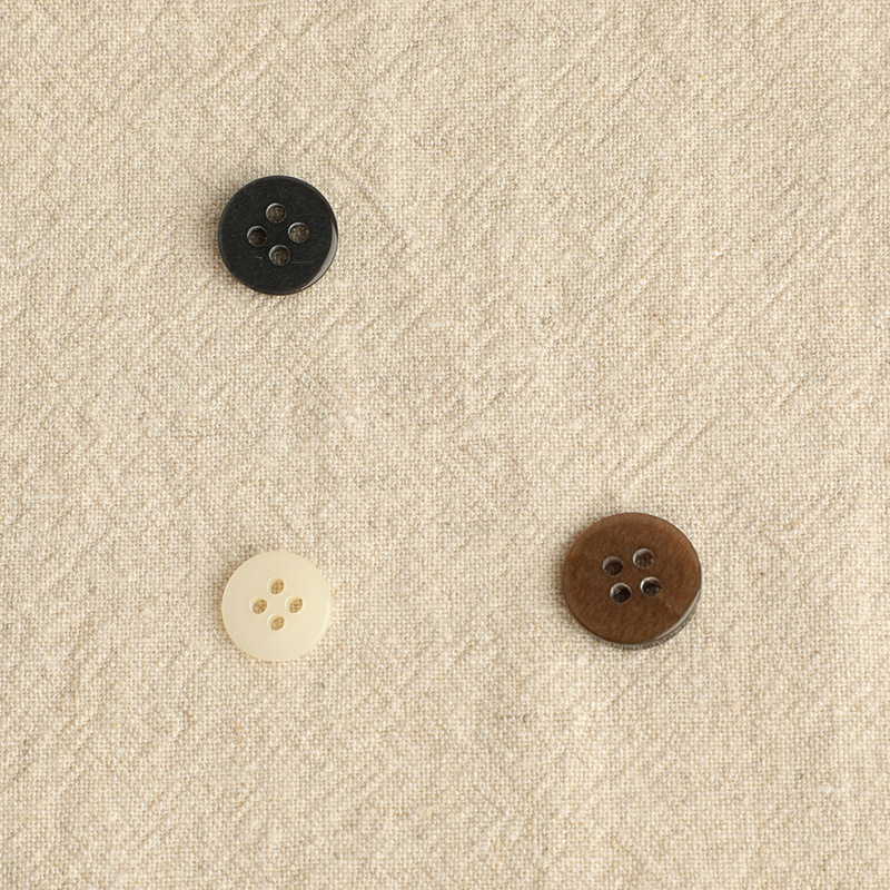 The factory's brand-new, round-of-the-breathed, stick-of-fat, four-eyed shirt button 2139.