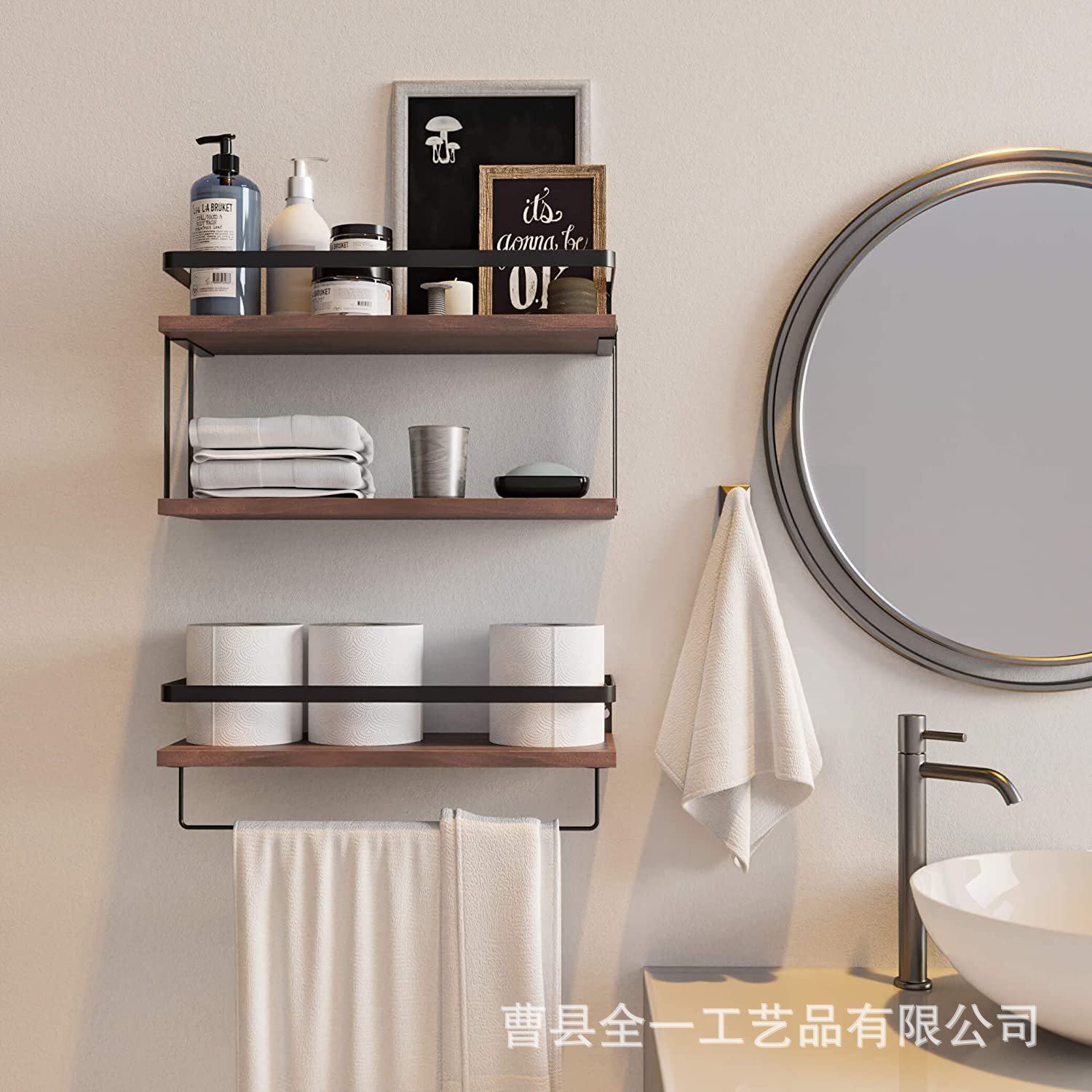 Một giá treo khăn bằng gỗ được thu thập trong phòng tắm nhà bếp của bức tường được gắn trên tường trong phòng khách
