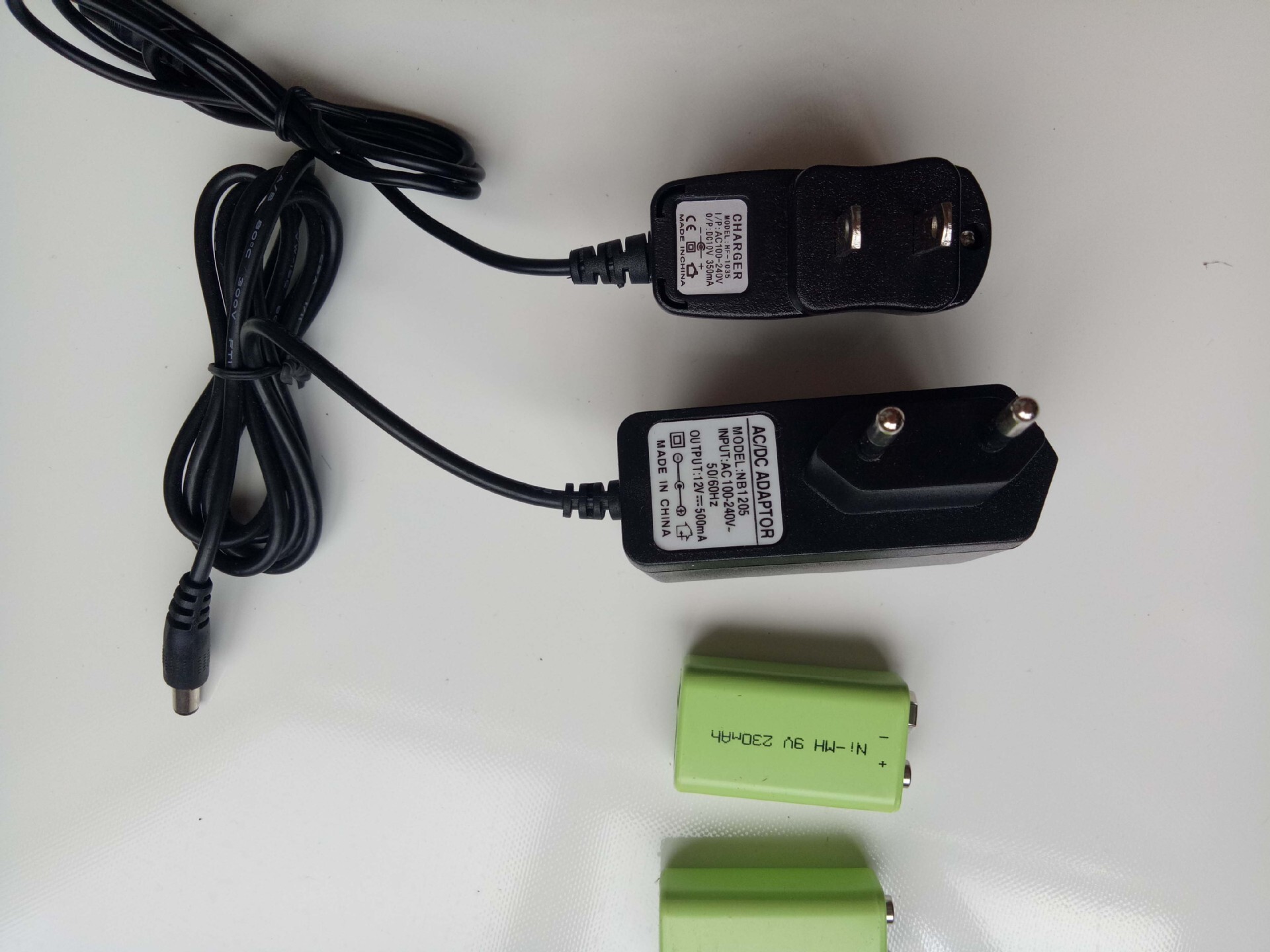 A 10V nickel-hydrogen battery charger, a hand-probing battery charger.