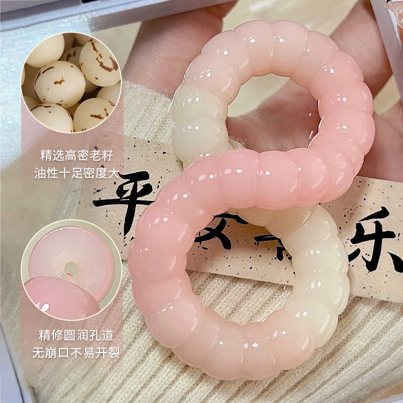 Bàn tay bạch kim của lợn, cắt cầu vồng sứ, từ từ quay xung quanh với một ngón tay mềm.