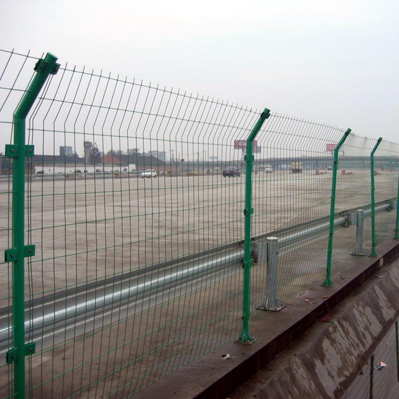 A network of fenced fences on the barbed wire highways of the bilateral silk fence factory