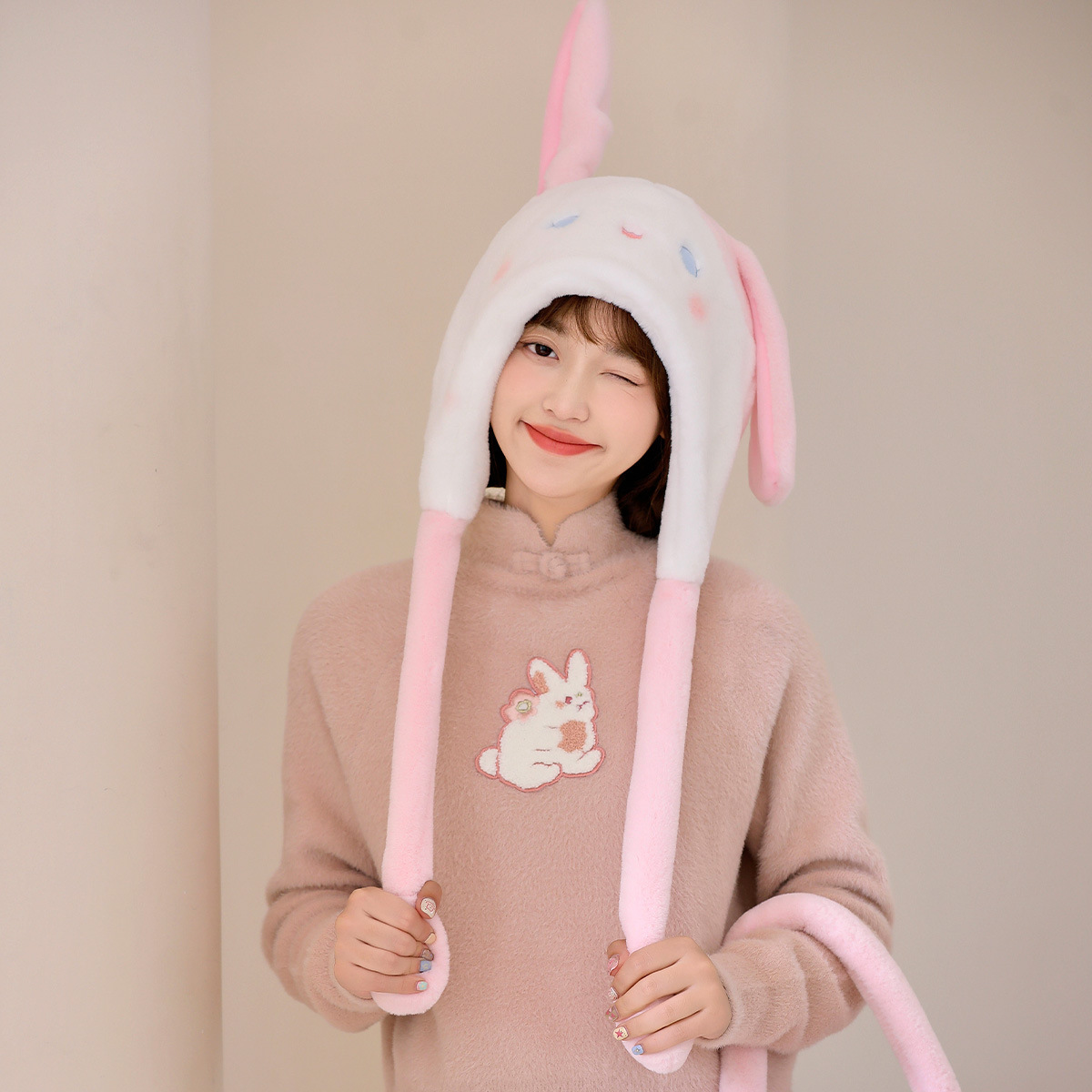 Ai Sang-Yo Il is a cute little ear hat and a furlough hat with an embroidered hood in autumn and winter.