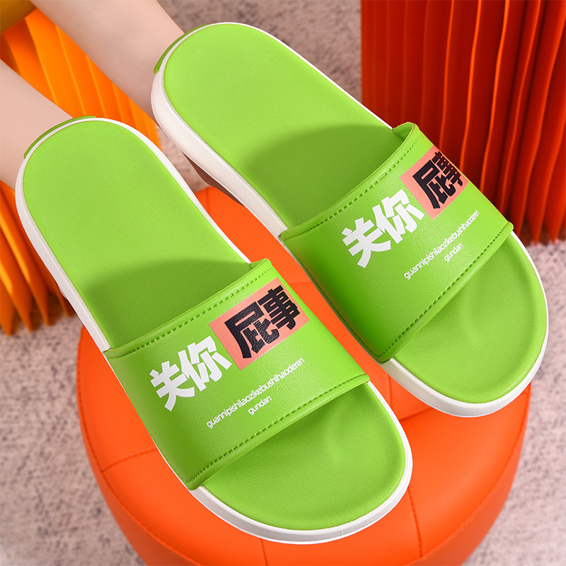 Một đôi dép mùa hè mới nóng bỏng, một người đàn ông và một phụ nữ thích thời trang và tập thể dục với hai màu sắc.