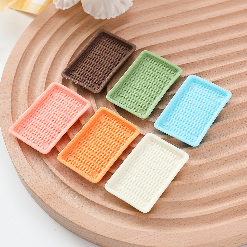 Bắt chước các mô hình mẫu bánh ngọt trên khay trái cây thu nhỏ cho trẻ em vượt qua các thanh dụng cụ nhà.