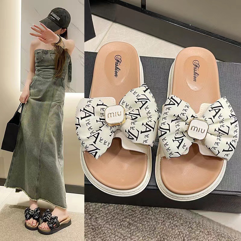 The new 2024 foreign trade in fashion slippers for women bathing and skiing and wearing a soft-down interior.