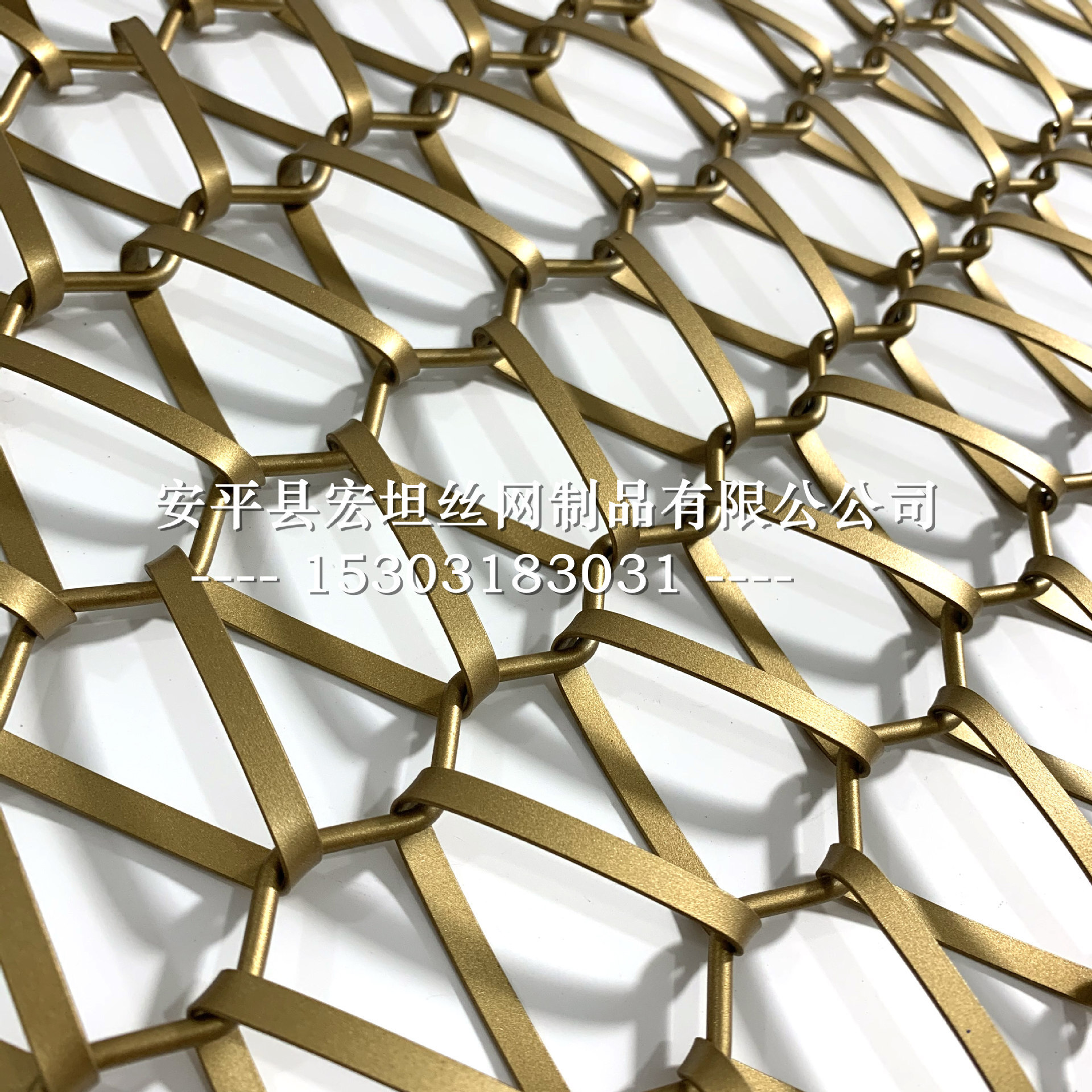 The curtain wall metal-decorated bar bar, the screen ceiling, the gold stainless steel woven net.