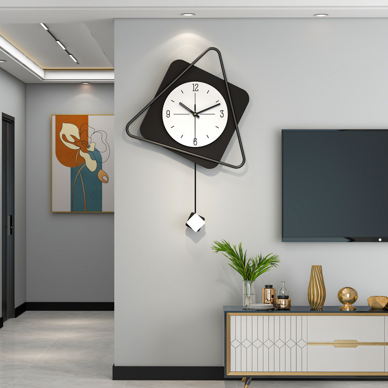 Đồng hồ và những người thời trang hiện đại treo những bức tường với những ý tưởng trang trí.