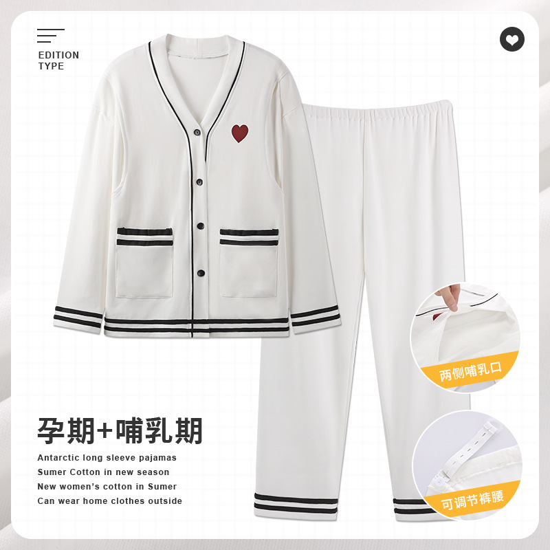 Một người phụ nữ mặc một bộ đồ pyjama trong một bộ đồ mặt trăng, người đã cho ra đời một chiếc váy nhà y tá 2 tháng trong tháng ba