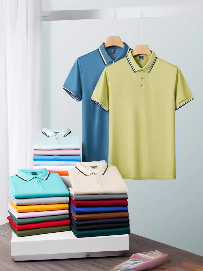 Bộ váy polo kiểu Hồng Kông được tùy chỉnh với một tấm bảng có dán nhãn LOGO