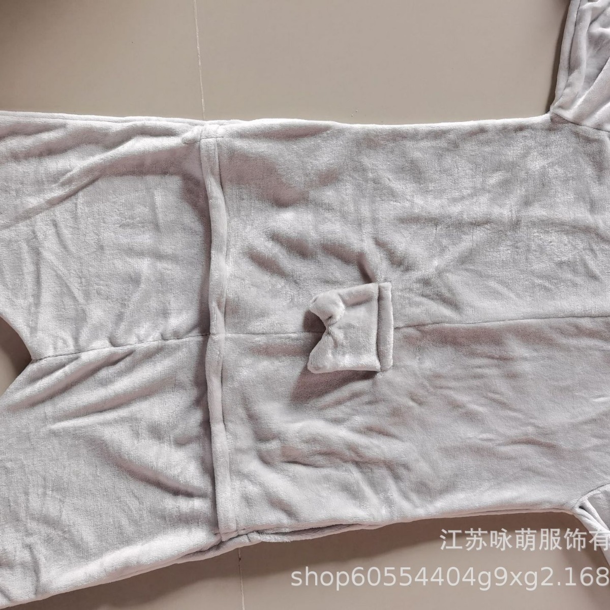 Những con sư tử biển nhung Pháp, đàn ông và phụ nữ, tượng đài, hải cẩu dày đặc như quần áo nhà vệ sinh.