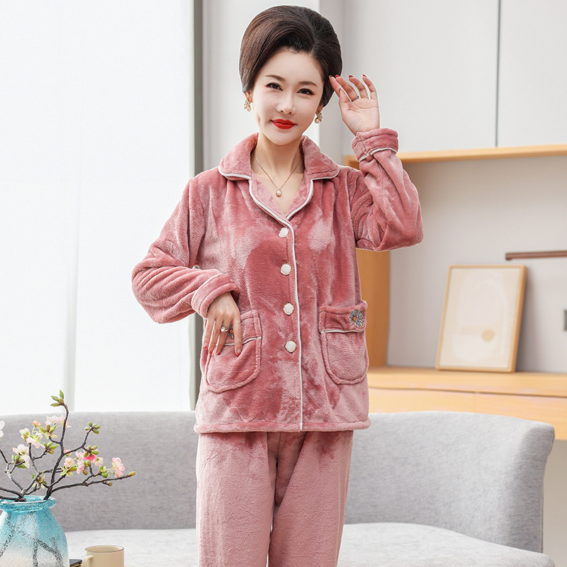 Vào mùa thu và mùa đông, vải nhung có thể mặc một bộ đồ pyjama cho những bà mẹ già trong nhung san hô.