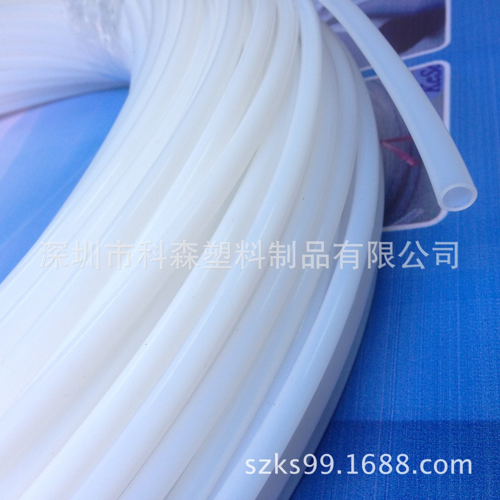 Teflon tubes, milky PTFE tubes, four fluorine tubes resistant to high temperature and corrosion.