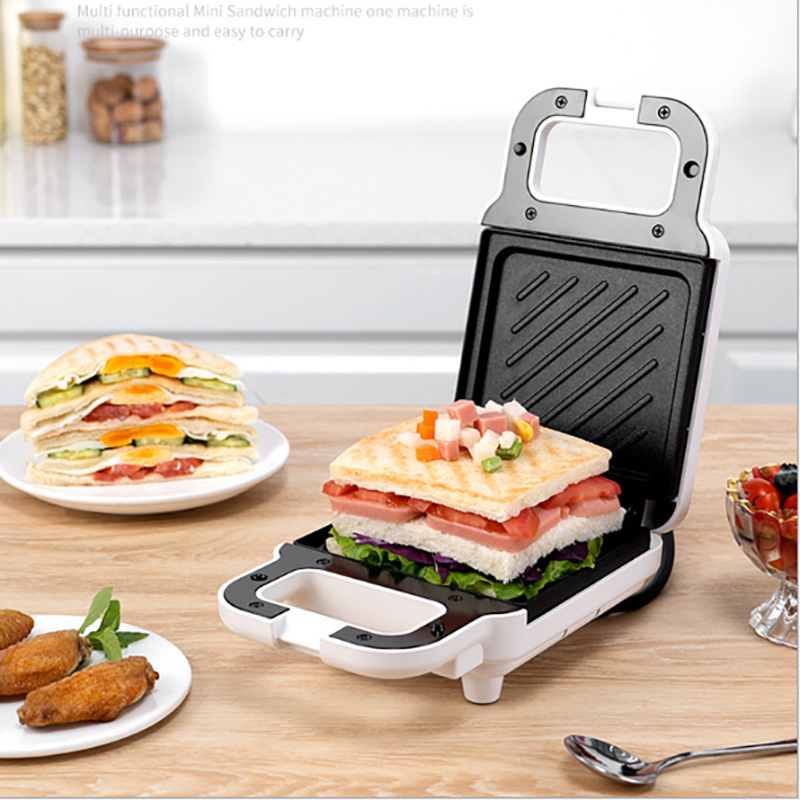 Một cái sandwich và máy ăn sáng với một cái máy nướng bánh mì đa mục đích để nướng bánh mì nướng.