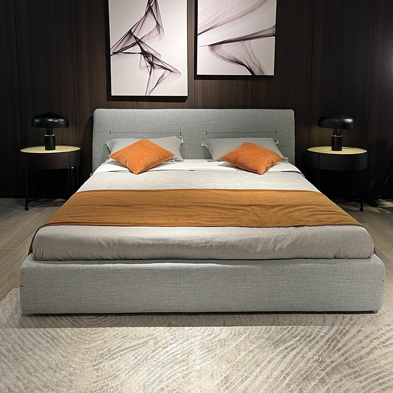 It's a very soft-bed bedroom with a soft-loose bed pack, a luxurious bed for the master.