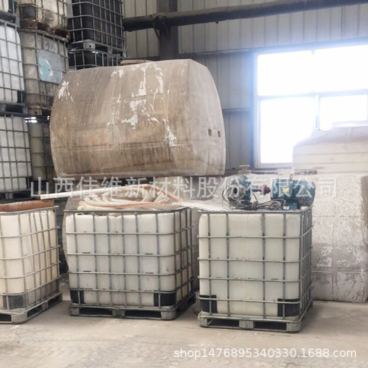 Excretion of concrete from a liquid non-alkalin cement booster