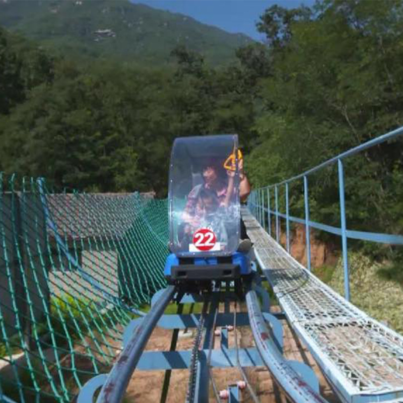 Double-track road-climbing of electric stainless steel outside the tourist landscape