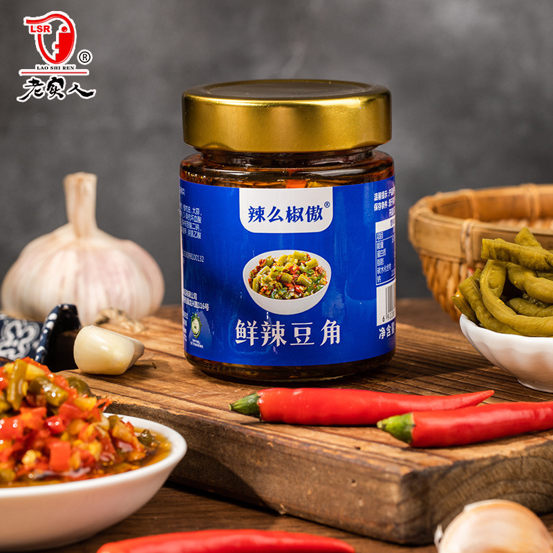 Một nhà máy sản xuất ớt trung thực với 180 gram chai rượu để mang theo hộp đồ gia vị của thợ may.