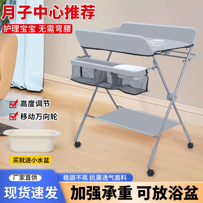 Một đứa bé với một cái bàn tã mới cho một đứa bé có thể gấp lại.