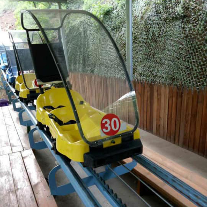 Double-track road-climbing of electric stainless steel outside the tourist landscape