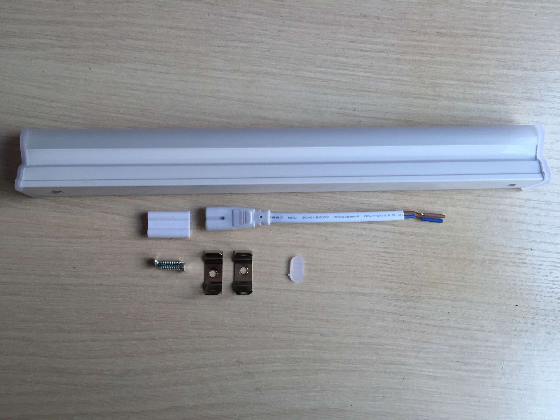 1.2M T5 full plastic stand, one lamp, switch, high light, solar light, plugs.