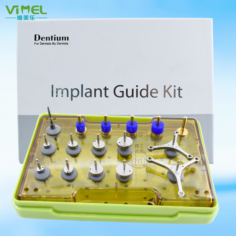 Dentist squeezing up the upper cavity of the external planting assistive planting surgery kit