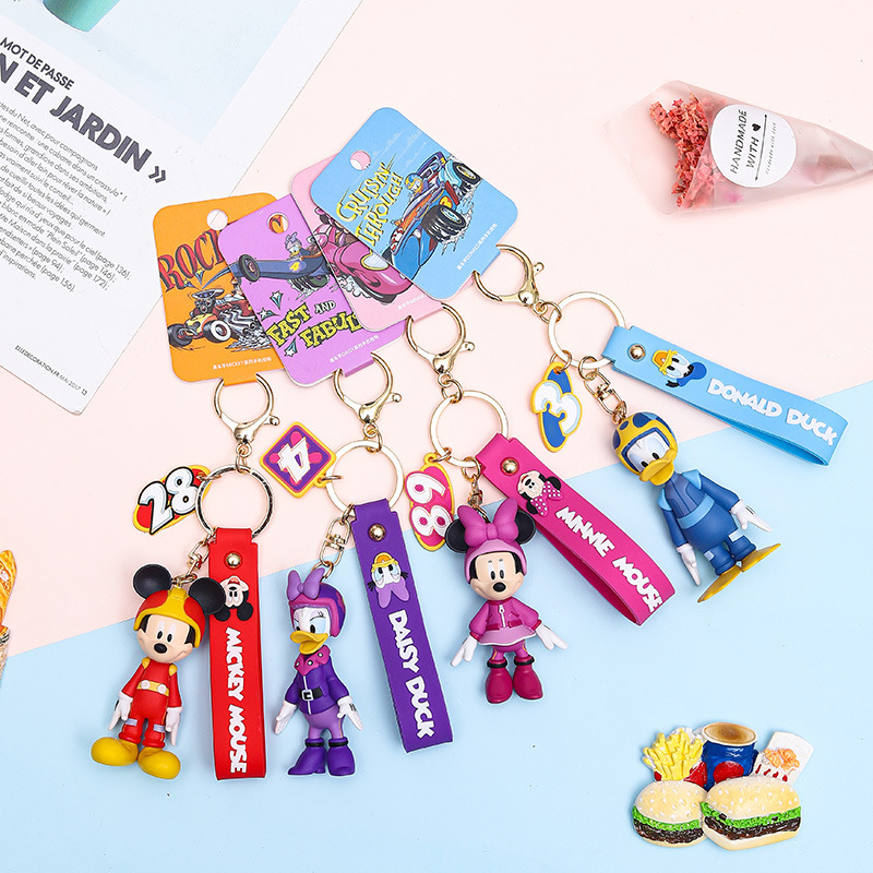 Tay đua đầu tiên của Mickey Minnie cài nút xe với một cặp chìa khóa.