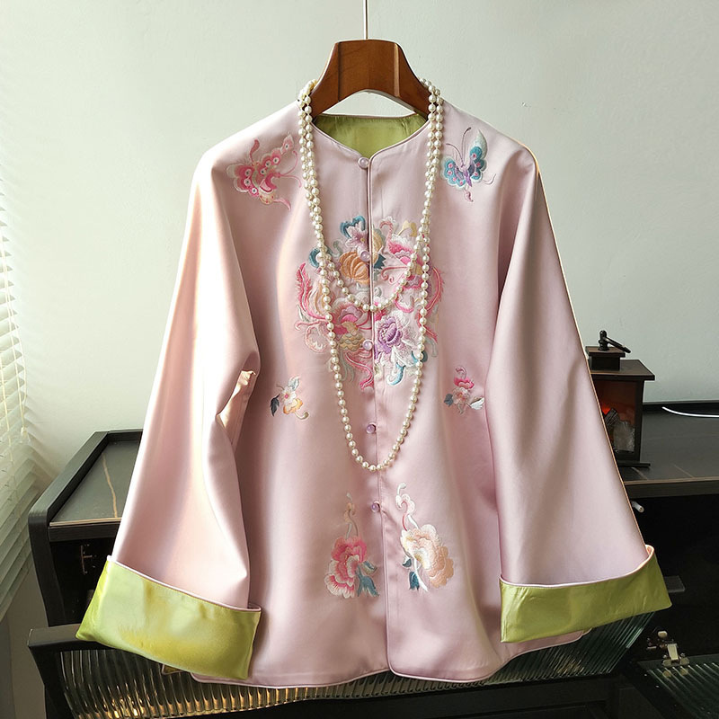 Các giác quan cao cấp màu xanh lá cây, mặc một chiếc áo khoác trong gió quốc gia, và chiếc xe trượt mới trong bộ váy mùa thu, người Trung Quốc ra ngoài cánh.