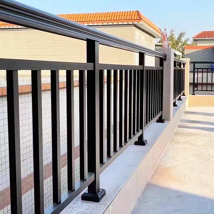 Các tiểu đoàn, một ban công bên ngoài biệt thự, một hàng rào ban công vững chắc với một hàng rào nam châm mái nhà