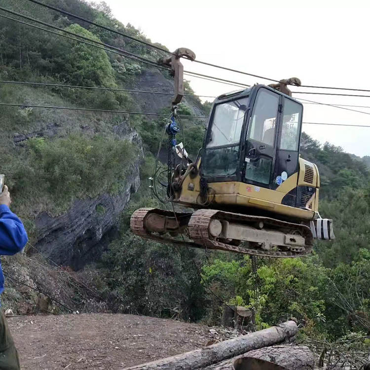 High-speed taxis for freight equipment in mountain transport cruiser mountain turn to easy-to-trail tracks for wheeled vehicles