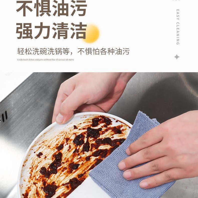 Những túi bột vụn với những nhà bếp khô và ẩm ướt, ngăn kéo một lớp phủ trắng