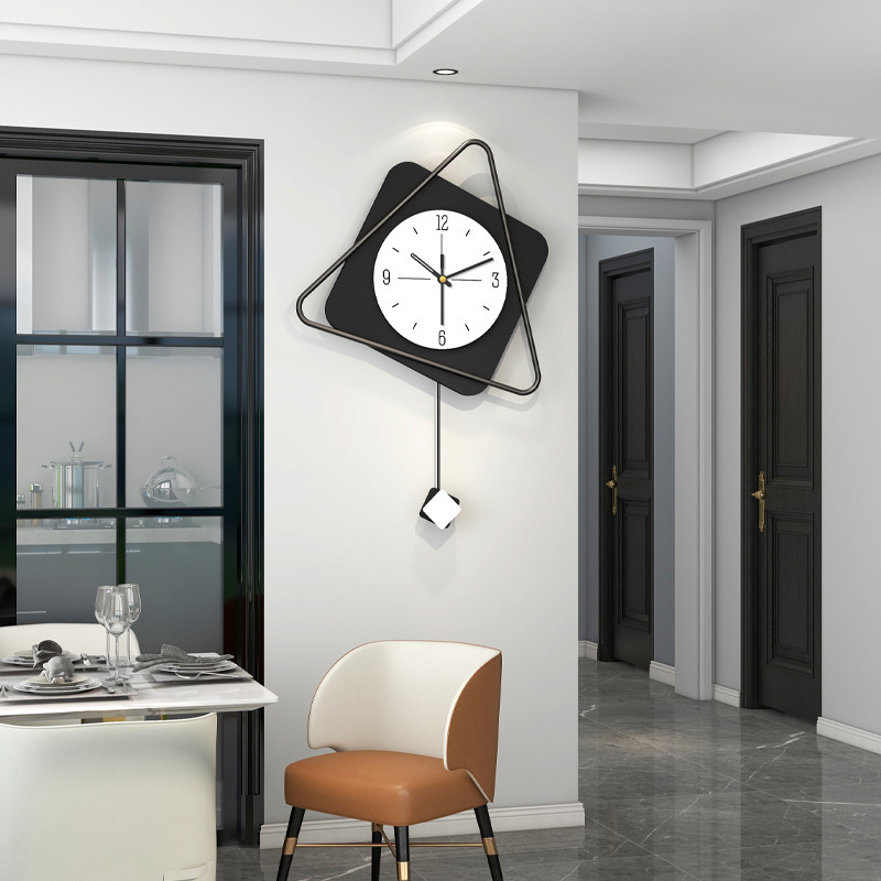 Đồng hồ và những người thời trang hiện đại treo những bức tường với những ý tưởng trang trí.