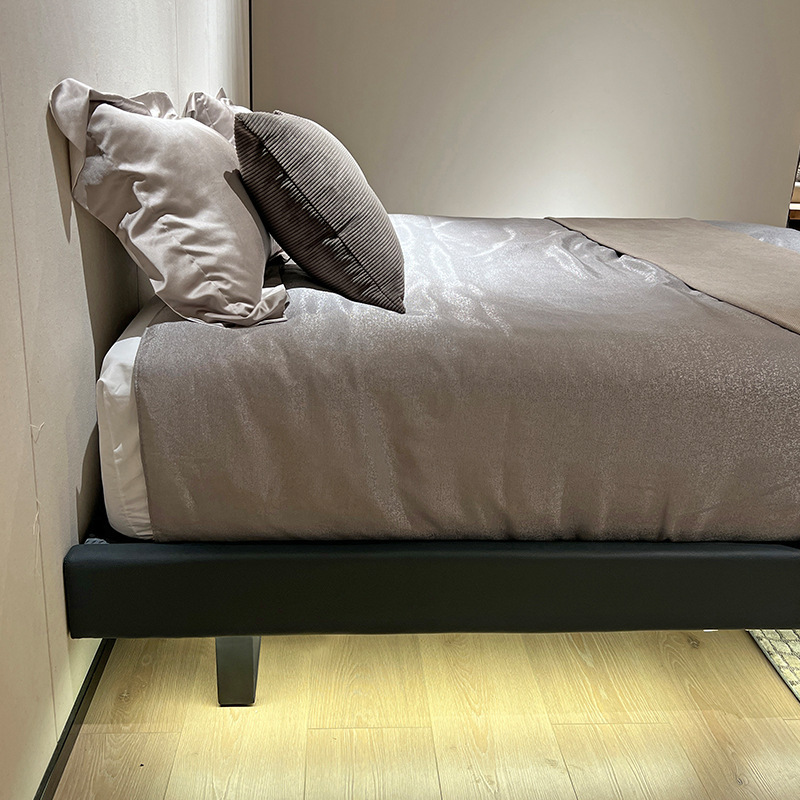 With no head on the side of the bed, the light on the bed is so simple that it's about 1.8 meters short.