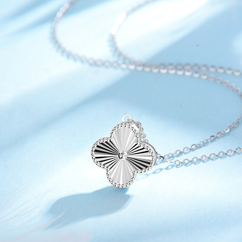 S925 pure silver Lucky Straw Chain radiantly emancipated with a high sense of a four-leaf stubble lock.