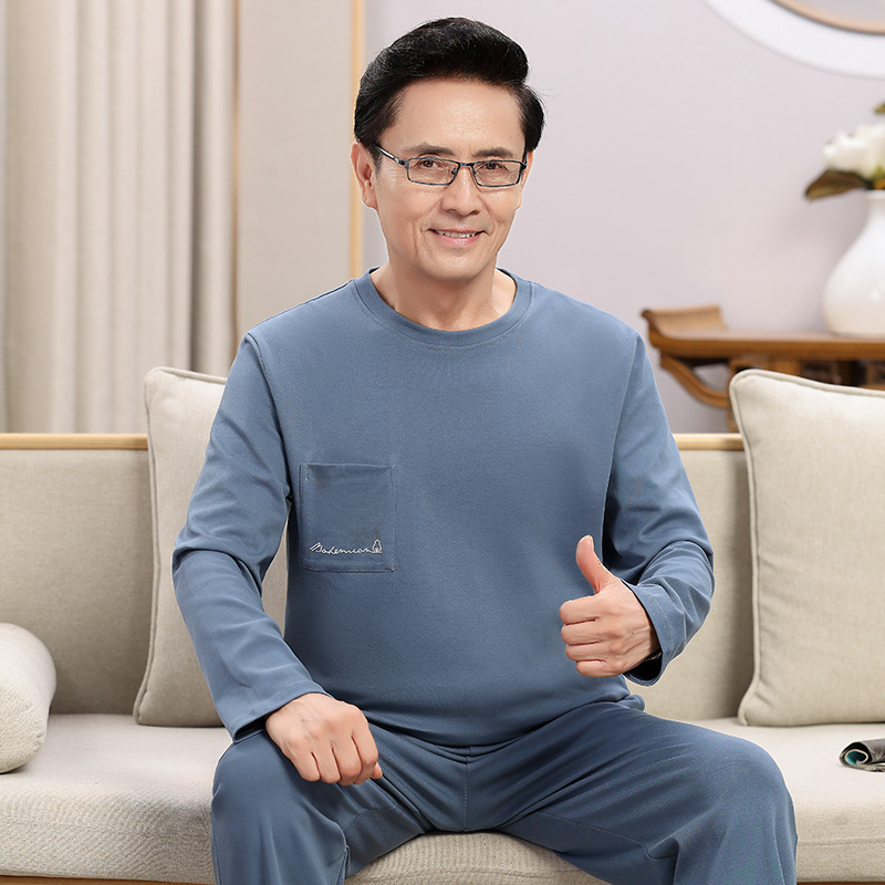 Bộ đồ pyjamas dài, đàn ông trung niên, ăn mặc chỉnh tề.