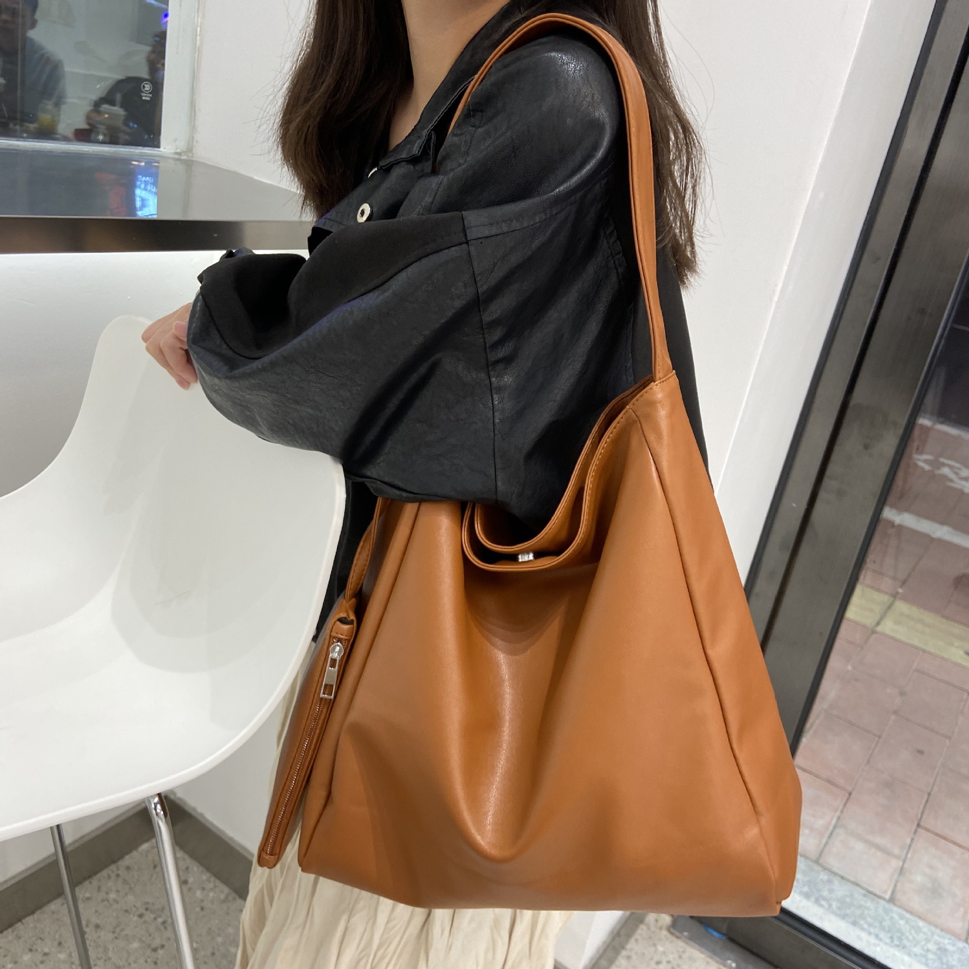 The new 2022 Han version of the bag, the one-shoulder-packed-to-consumer-size handbag.