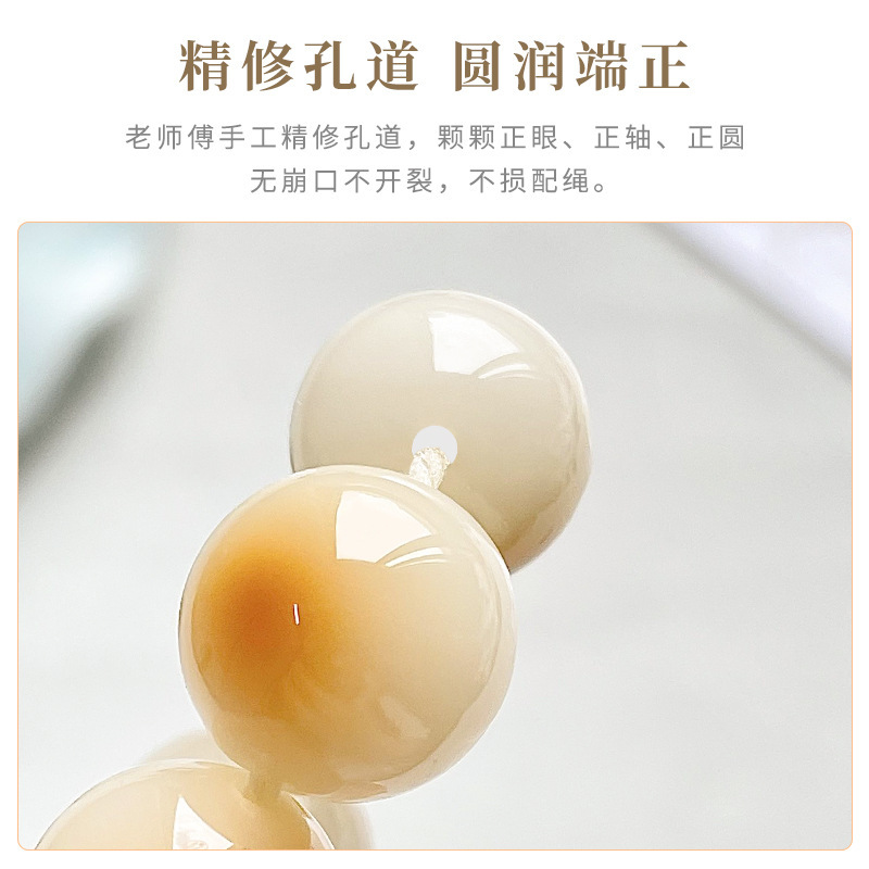 Bàn tay Phật tổ tự nhiên, chuỗi hạt màu trắng bị đốt cháy, của đàn ông và phụ nữ đang chơi với vòng nguyệt quế của Phật tổ.