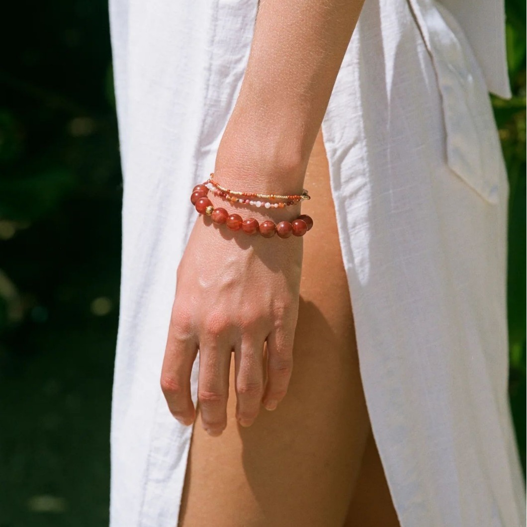 A simple choker chain of red beads, a simple choker chain of winter.